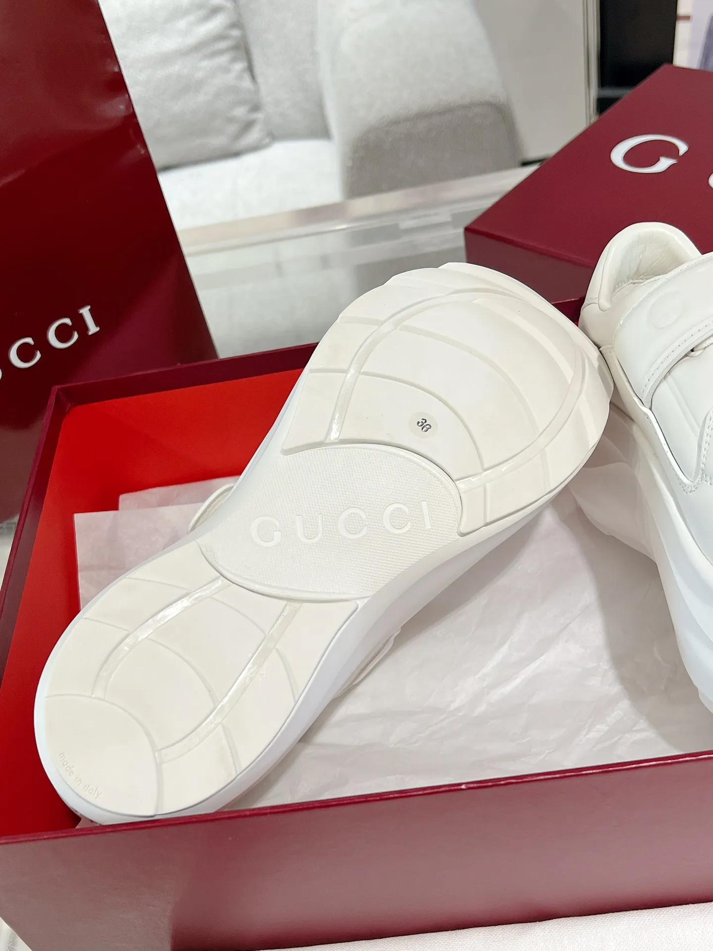 👟👟Ex-factory price 700👟👟 Gucci Wave women's wedge sneakers, wave shoes, Velcro dad shoes, original purchase, development and production. Creative director Sabato De Sarno presents new sneakers inspired by lightness and agility. This shoe has a sculptural thick sole shape and is made of lightweight ethylene vinyl acetate (EVA) material. It is comfortable and durable, and has a soft and waxy feel like stepping on waves. It is embellished with the Gucci handwritten logo and injects the brand's classic style. Original customized cowhide. Original customized soft sheepskin lining. Original molded Eva outsole. Bottom thickness: 5cm in front and 6.3cm in back. Size: 35-40#